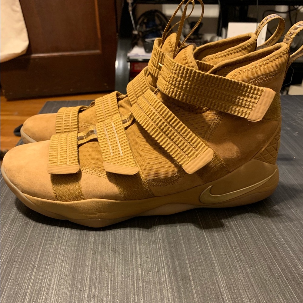 Nike Lebron solider 11